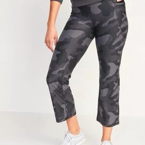 Old Navy Black and Gray Camouflage Cropped Pants